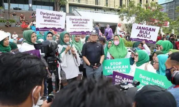 Aksi damai aktivis perlindungan anak
