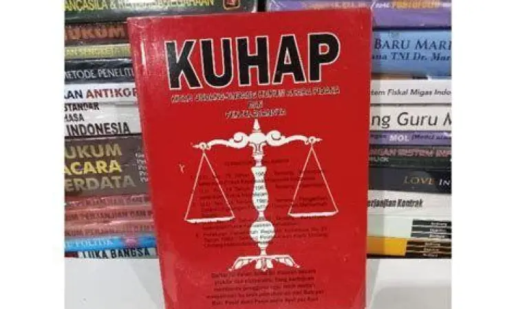 Sumber Hukum Acara Pidana Buku KUHAP disamping palu hakim pengadilan