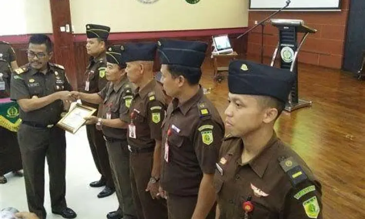 Pengawalan Tahanan Pasca Aturan Baru Petugas kejaksaan melakukan pengawalan terhadap tahanan dengan sopan