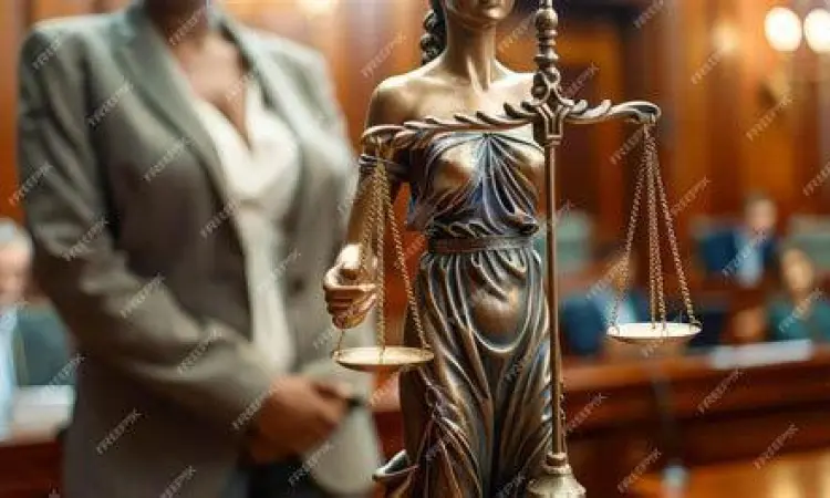 Patung Dewi Keadilan di dalam ruang sidang