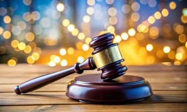 Palu sidang dan dokumen hukum di pengadilan