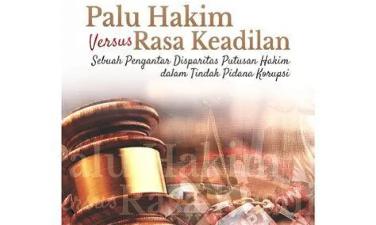 Buku hukum dan palu sebagai simbol silogisme dalam hukum
