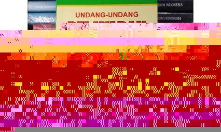 Buku Undang-Undang No. 17 Tahun 2008 tentang Pelayaran sebagai dasar hukum asuransi tenaga kerja.