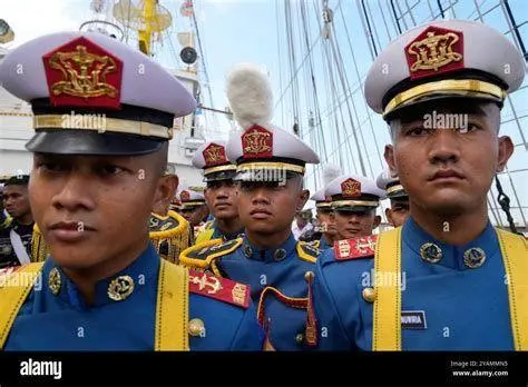 Perlindungan Awak Kapal Indonesia Awak kapal Indonesia di atas dek kapal komersial, pentingnya perlindungan pelaut.